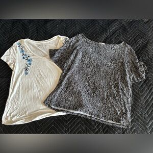 2 Womens Tops. Size Medium. Old Navy/Aeropostale